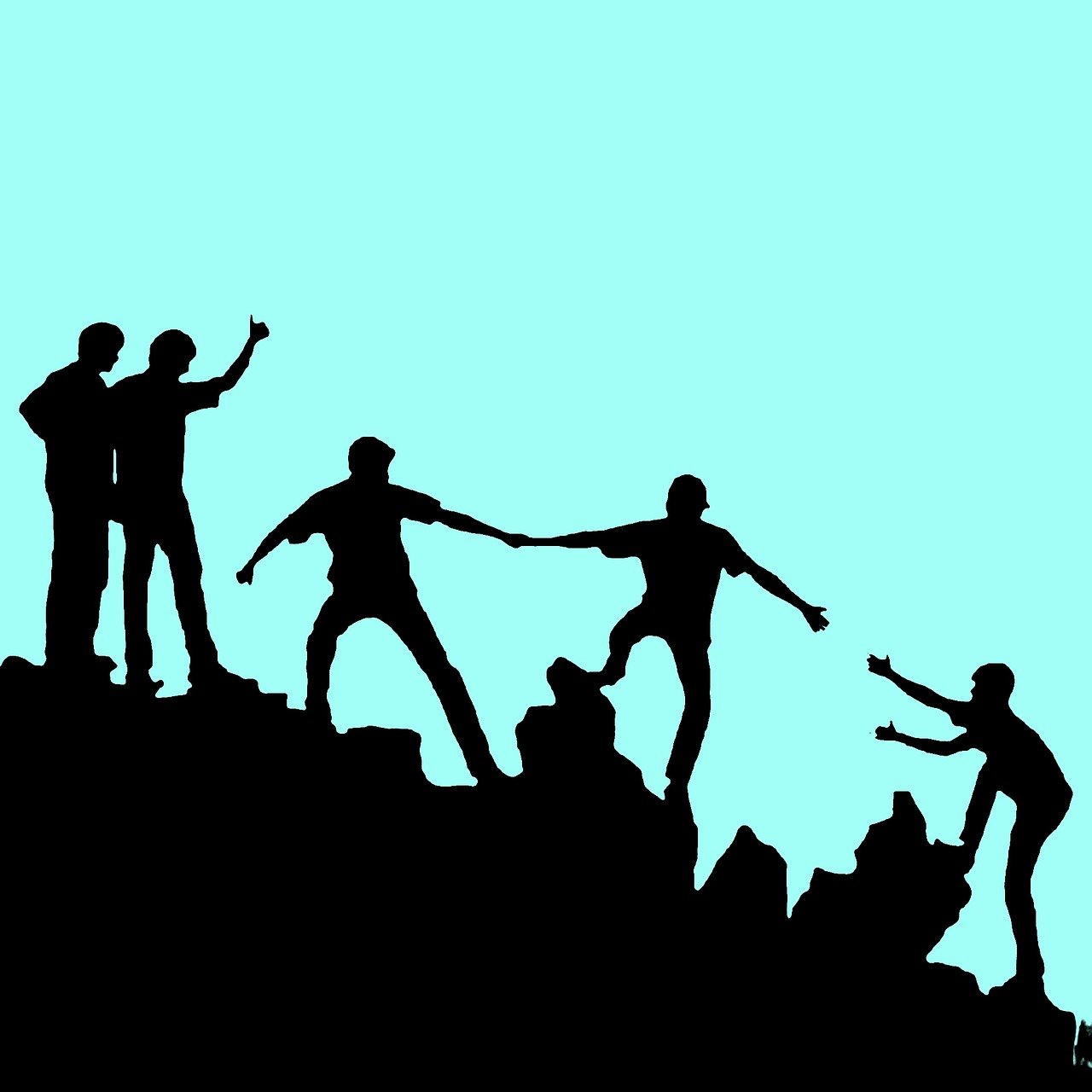 Menschen die sich gegenseitig einen Hügel hinauf helfen